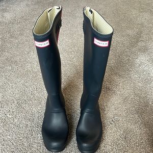 Talk Hunter navy rain boots.